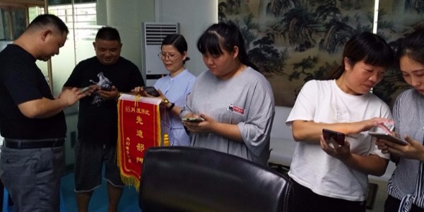 你没看错，在东莞摩登6员工也能站等收钱！